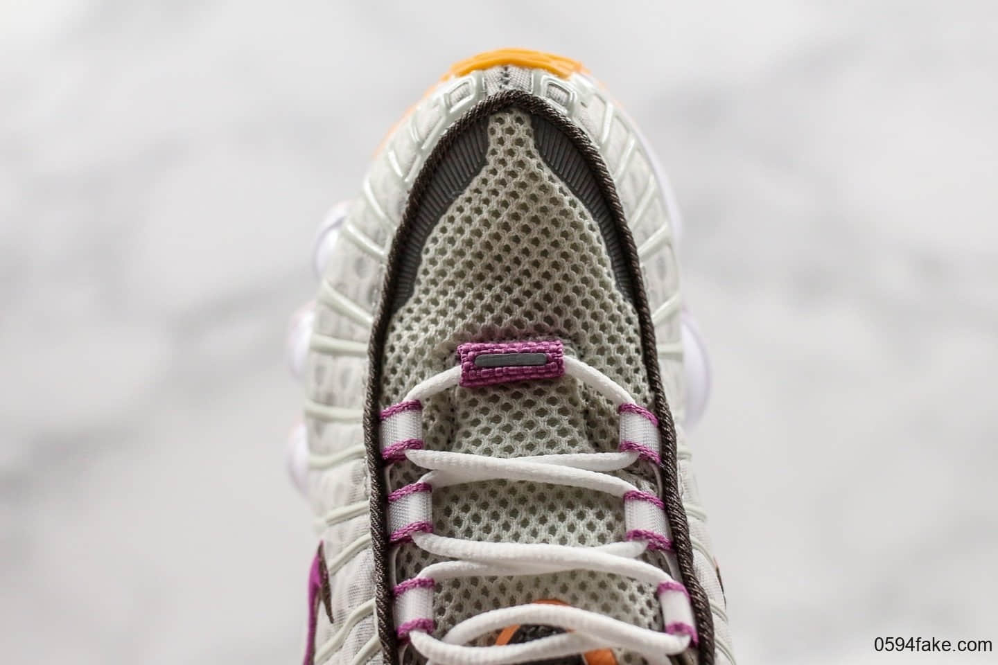 耐克Nike Shox TL气柱弹簧鞋休闲跑鞋灰粉色公司级带半码独立开发气柱鞋膜提供出色缓震性能 货号：CI7691-100