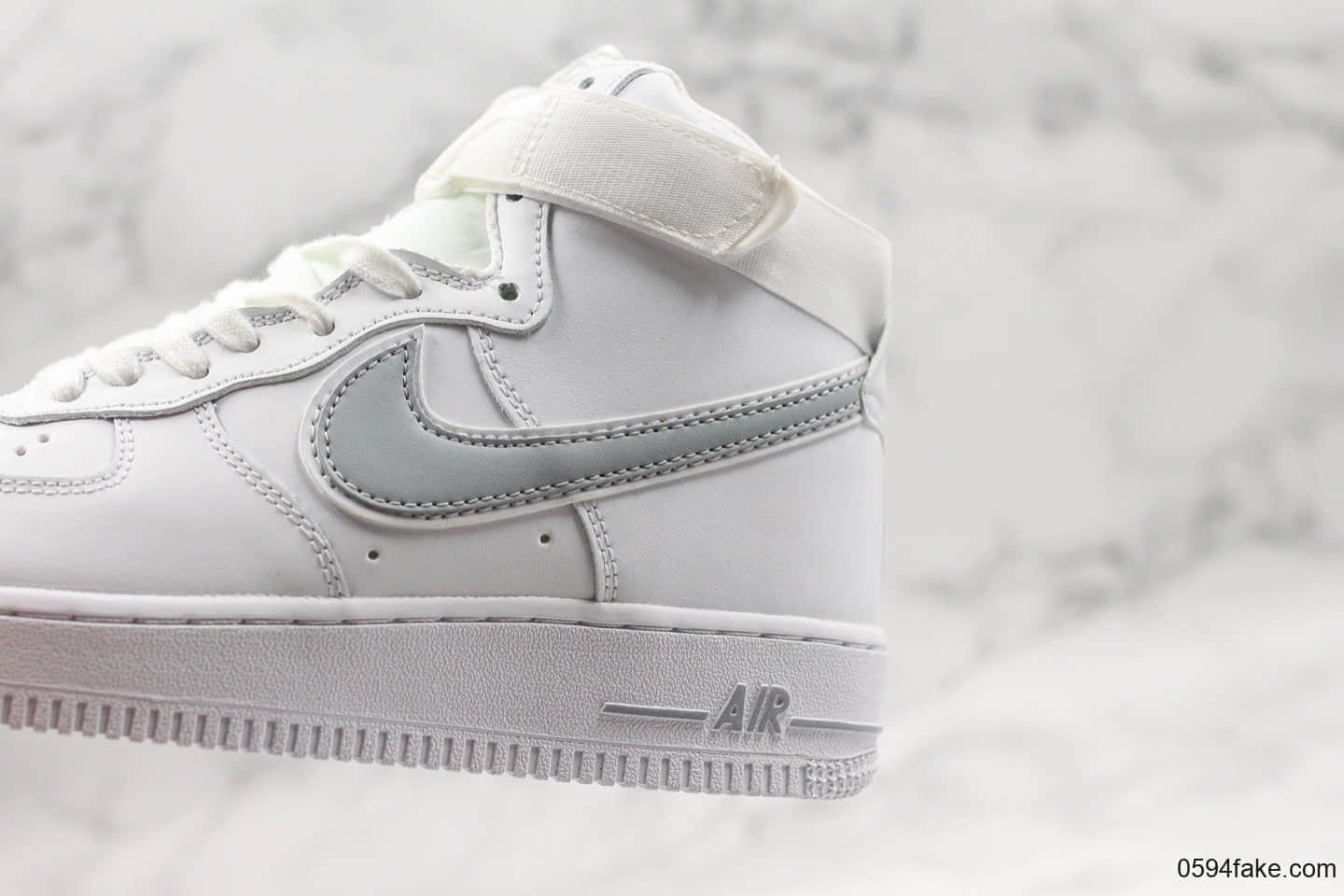 耐克Nike Air force1 07'V8海外发售版白银灰配色纯原版本高帮空军一号新版原厂纸板全掌气垫加持 货号：AT4141-100