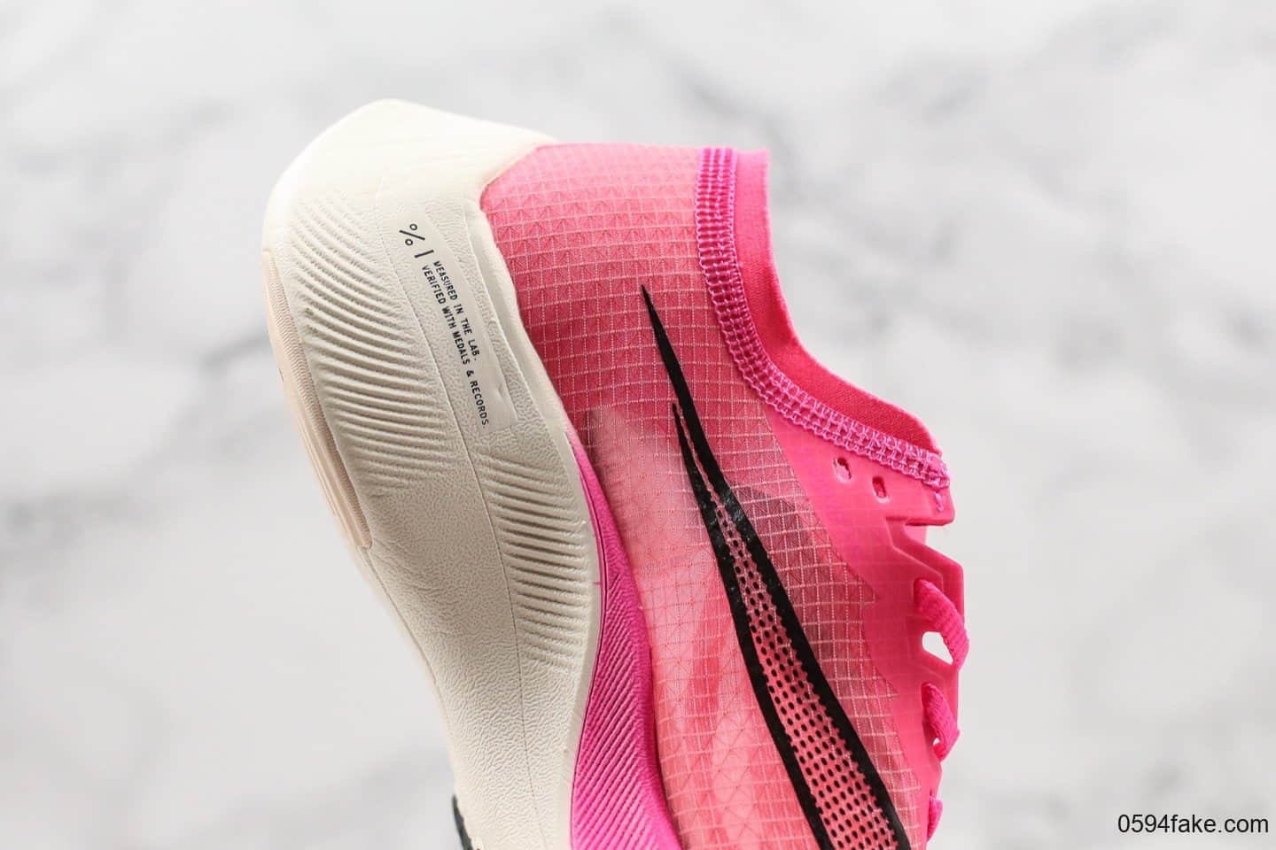 耐克Nike ZoomX Vaporfly Next%公司级版本轻量化登月马拉松跑鞋内置气垫原档案数据开发 货号：AO4568-105