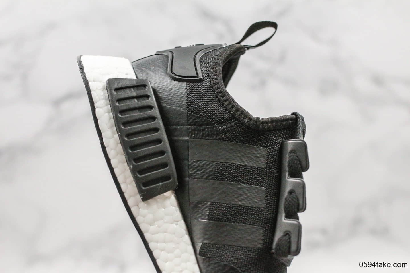 阿迪达斯adidas NMD R1 Logo黑白真标带半码休闲运动慢跑鞋Boost原料高密度弹性针织