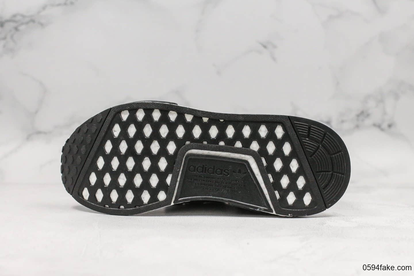 阿迪达斯adidas NMD R1 Logo黑白真标带半码休闲运动慢跑鞋Boost原料高密度弹性针织