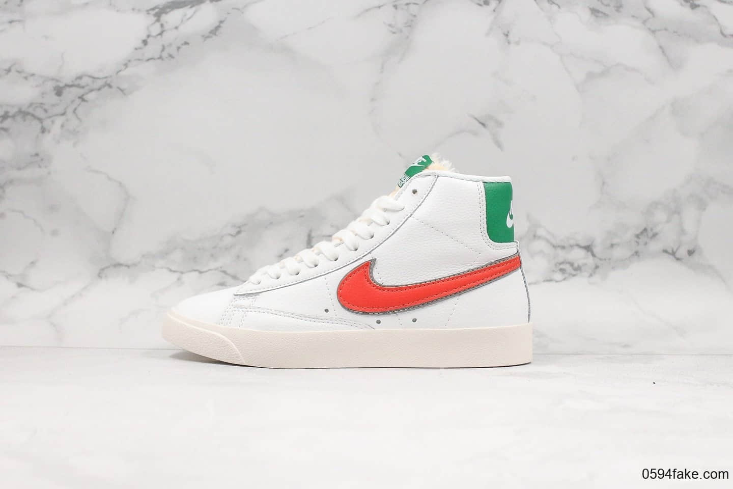 耐克Nike Blazer Mid 1977 Vintage“Hawkins High”怪奇物语联名开拓者限定配色白绿红休闲板鞋公司级带半码 加绒内里全头层皮料打造 货号：CJ6101-100