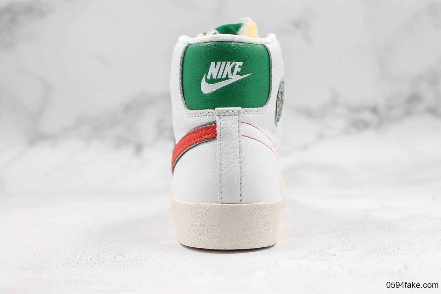 耐克Nike Blazer Mid 1977 Vintage“Hawkins High”怪奇物语联名开拓者限定配色白绿红休闲板鞋公司级带半码 加绒内里全头层皮料打造 货号：CJ6101-100
