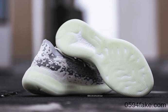 Yeezy Boost 380“ Alien”释出最新实物图和上脚美照！好看到发出土拨鼠尖叫！ 货号：FB6878