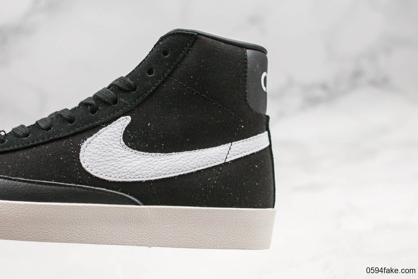 耐克Nike Blazer Mid Class 1977 x Slam Jam纯原版本高帮开拓者联名款经典开拓者高帮百搭休闲运动板鞋白灰黑帆布拼接鸳鸯钩设计 货号：CD8233-001