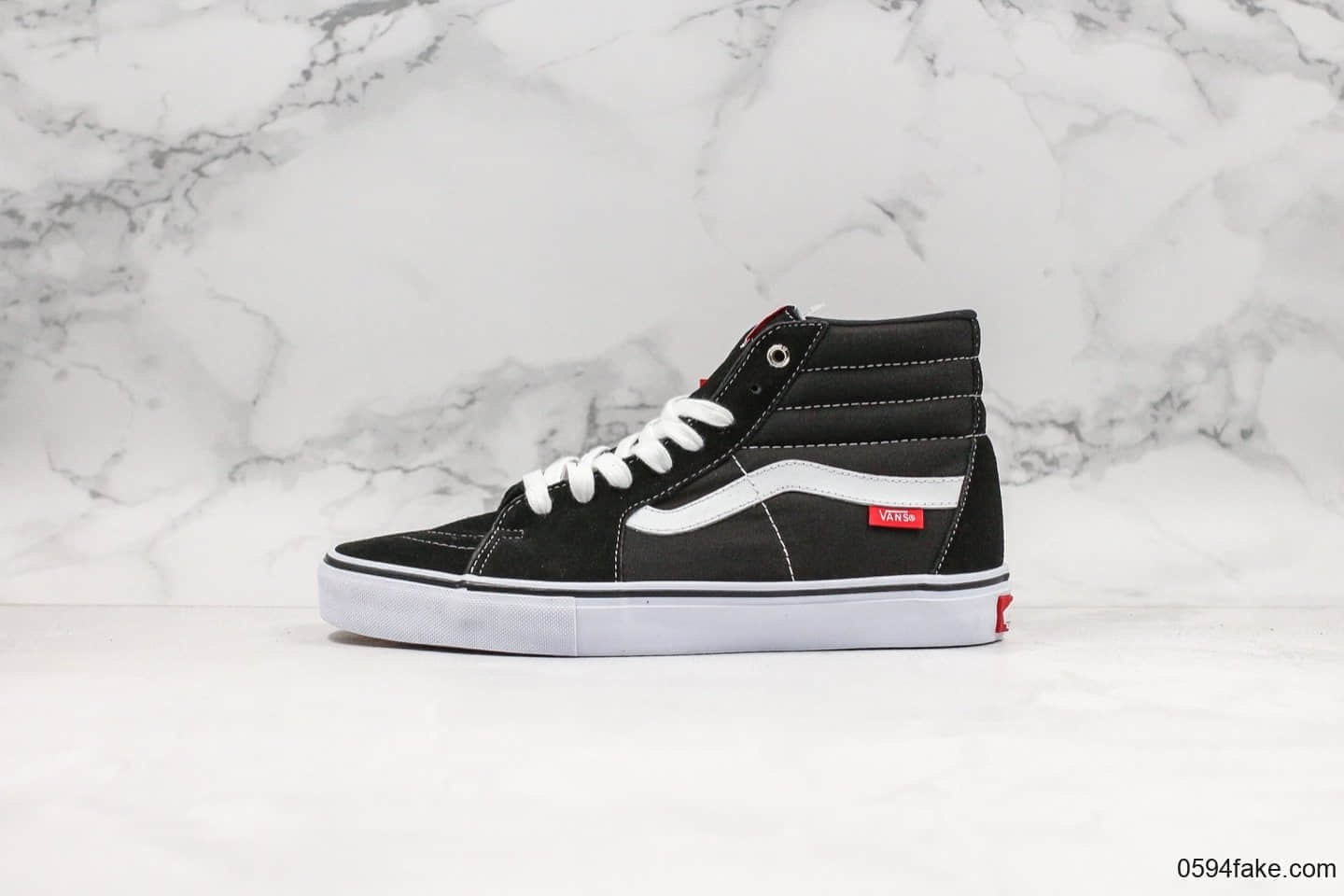 万斯Vans Sk8-Hi Pro公司级中帮铁环扣黑白原厂硫化大底增强Duracap橡胶垫鞋面由帆布和绒面革拼接而成