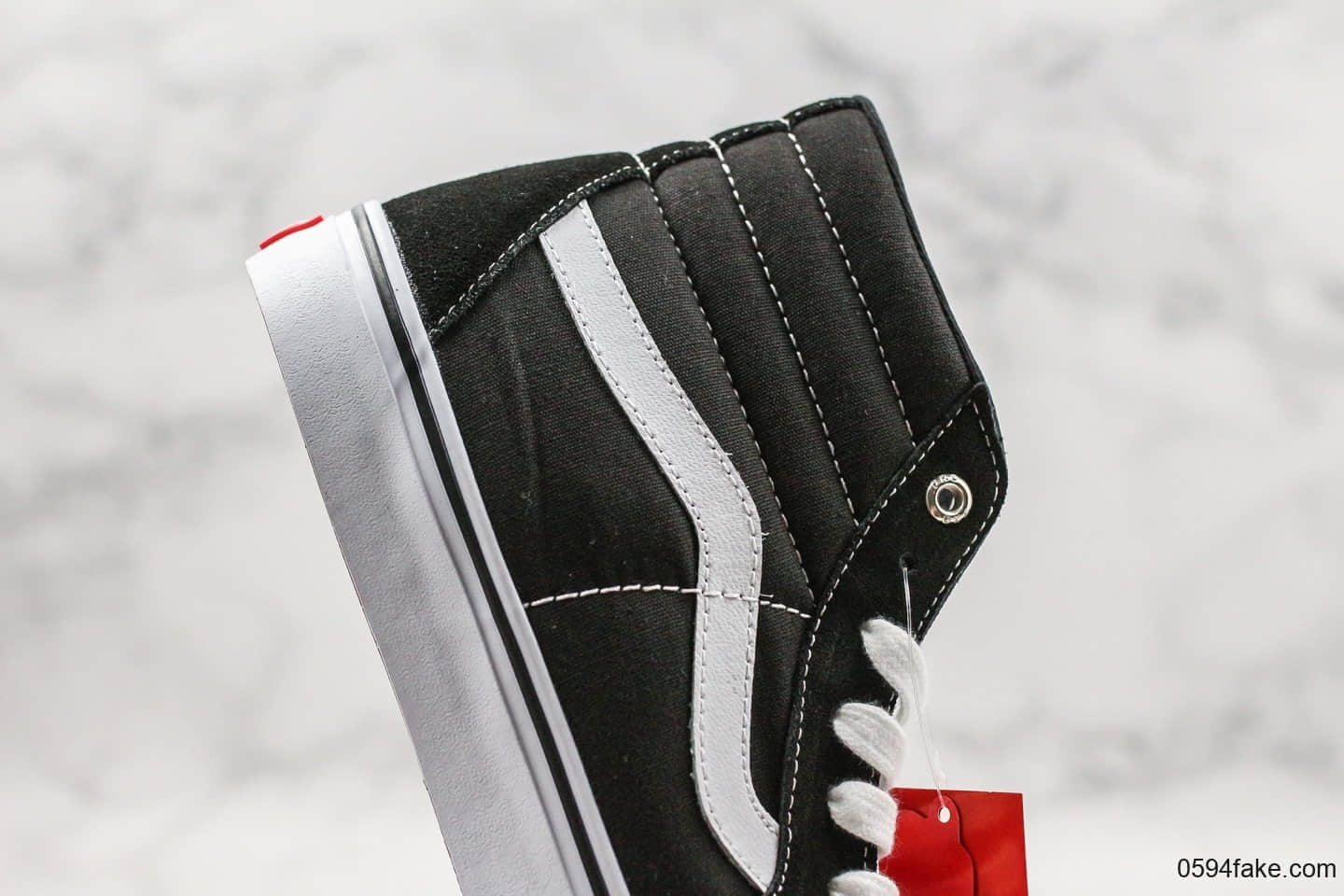 万斯Vans Sk8-Hi Pro公司级中帮铁环扣黑白原厂硫化大底增强Duracap橡胶垫鞋面由帆布和绒面革拼接而成