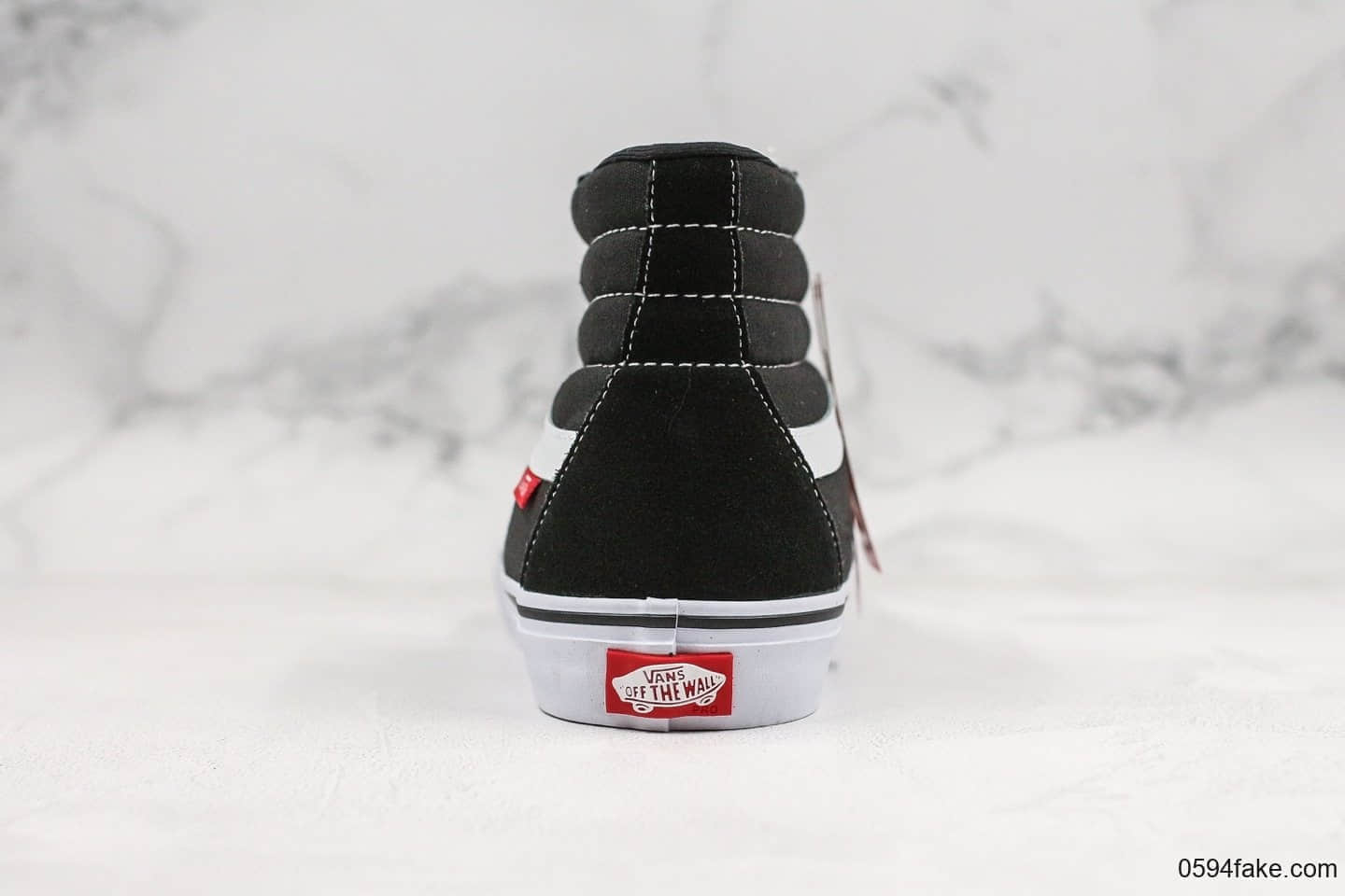 万斯Vans Sk8-Hi Pro公司级中帮铁环扣黑白原厂硫化大底增强Duracap橡胶垫鞋面由帆布和绒面革拼接而成