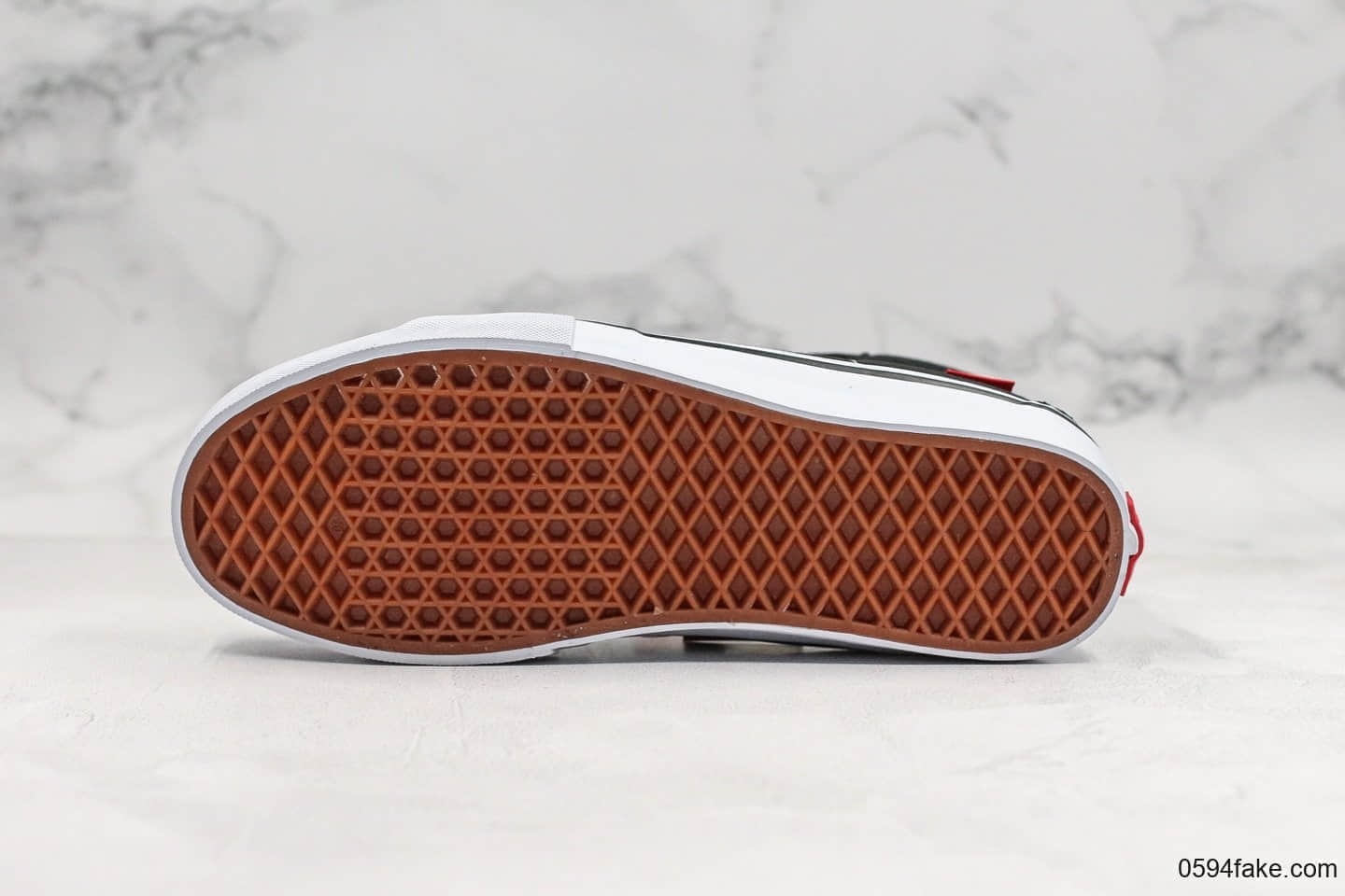 万斯Vans Sk8-Hi Pro公司级中帮铁环扣黑白原厂硫化大底增强Duracap橡胶垫鞋面由帆布和绒面革拼接而成