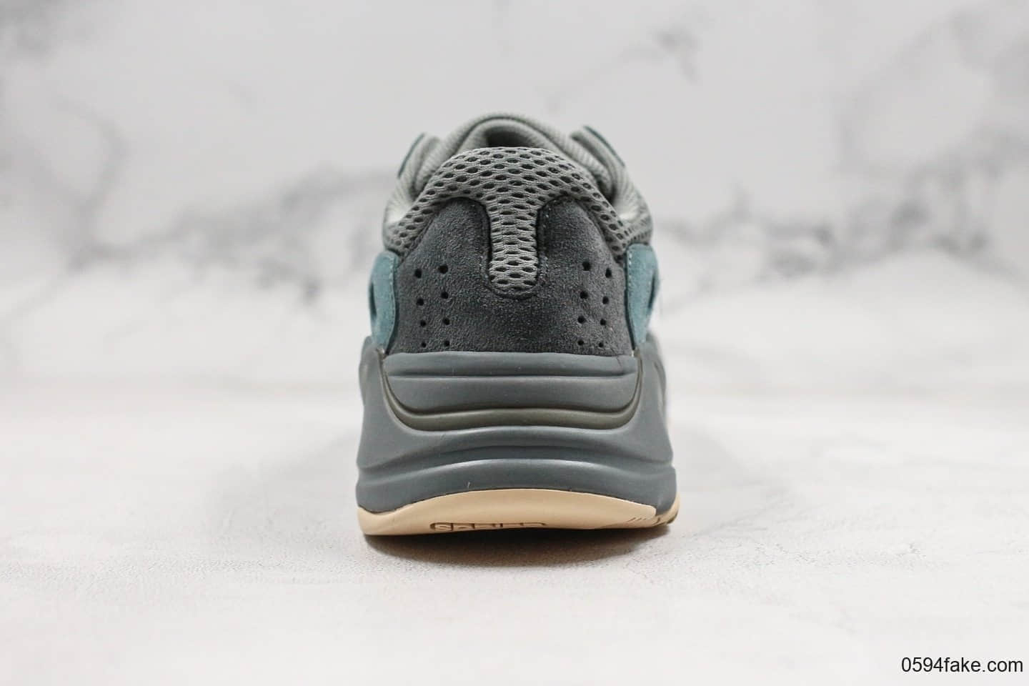 阿迪达斯adidas Yeezy Boost 700 Teal Blue纯原金标版本椰子700全新配色原厂巴斯夫中底网布搭配麂皮鞋面原档案数据开发复古老爹鞋 货号：FW2499