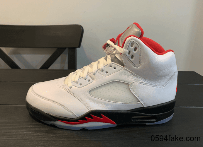 还是熟悉的“流川枫”配色！Air Jordan 5“Fire Red”最新实物图曝光！明年发售！ 货号：CT4838-102