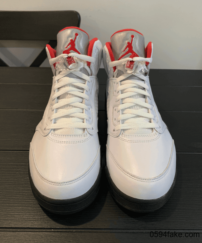 还是熟悉的“流川枫”配色！Air Jordan 5“Fire Red”最新实物图曝光！明年发售！ 货号：CT4838-102