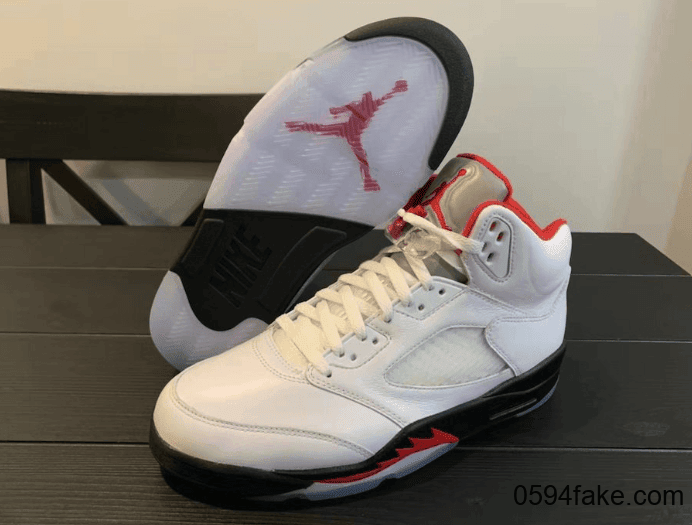 还是熟悉的“流川枫”配色！Air Jordan 5“Fire Red”最新实物图曝光！明年发售！ 货号：CT4838-102