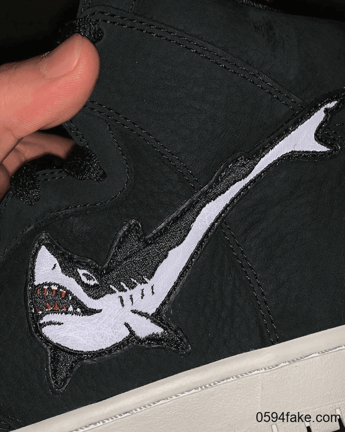 “大白鲨”图案的Swoosh logo！这双OSKi x Nike SB Dunk High你打几分？