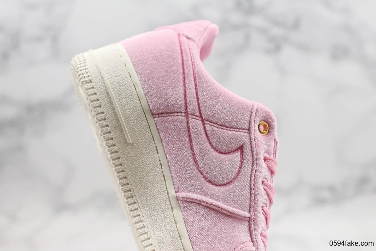 耐克Nike Air Force 1 ´07 Premium纯原版本低帮空军一号丝绒粉色内置气垫原档案数据开发真丝绒打造 货号：AT4144-600