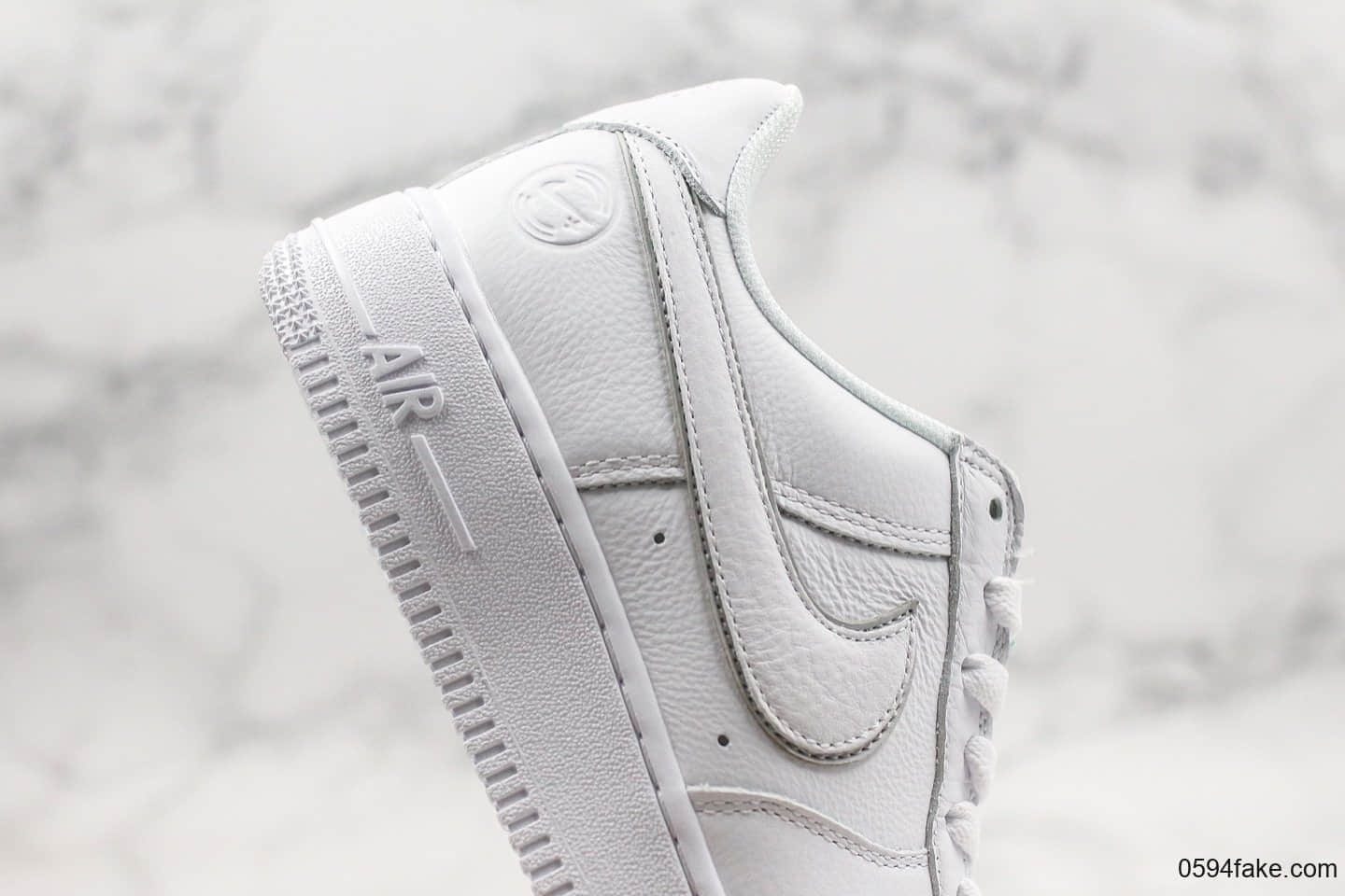 耐克Nike Air Force 1 '07纯原版本低帮空军一号纯白原楦头原纸板正确原装全头层皮革内置气垫 货号：AO2457-100