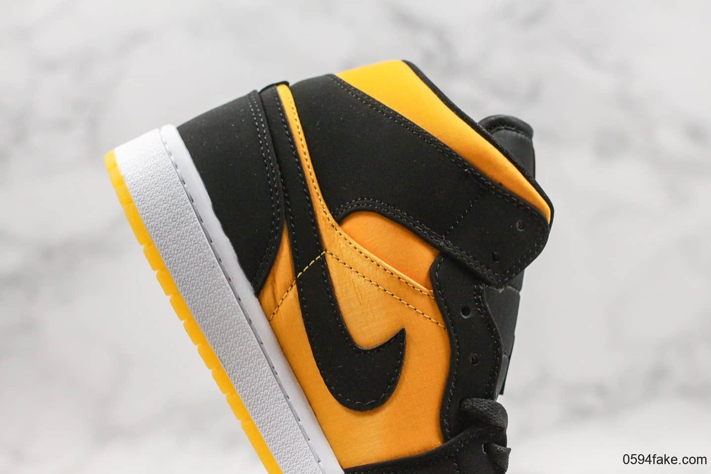 乔丹Air Jordan Mid公司级版本中帮AJ1黑橙丝绸大黄蜂原档案数据开发鞋面采用磨砂材质与丝绸拼接 货号：CD6759-007