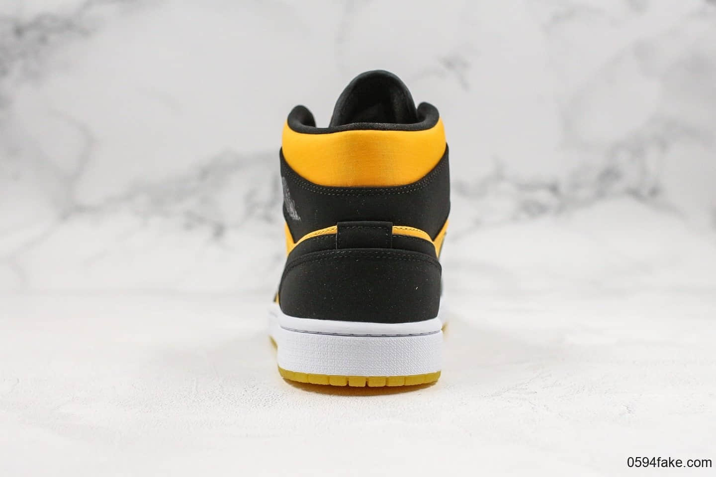 乔丹Air Jordan Mid公司级版本中帮AJ1黑橙丝绸大黄蜂原档案数据开发鞋面采用磨砂材质与丝绸拼接 货号：CD6759-007