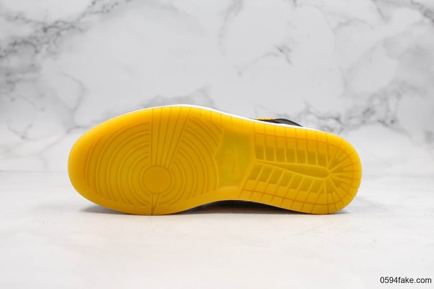 乔丹Air Jordan Mid公司级版本中帮AJ1黑橙丝绸大黄蜂原档案数据开发鞋面采用磨砂材质与丝绸拼接 货号：CD6759-007