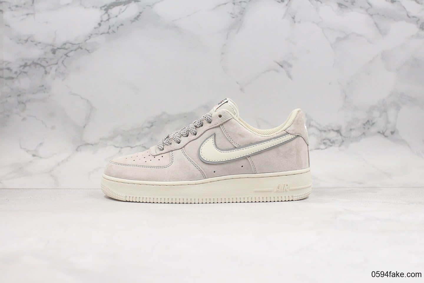 耐克Nike Air Force 1'07 PRM纯原版本低帮空军一号奶茶灰色内置Sole气垫原装头层麂皮鞋面 货号：AQ8741-101