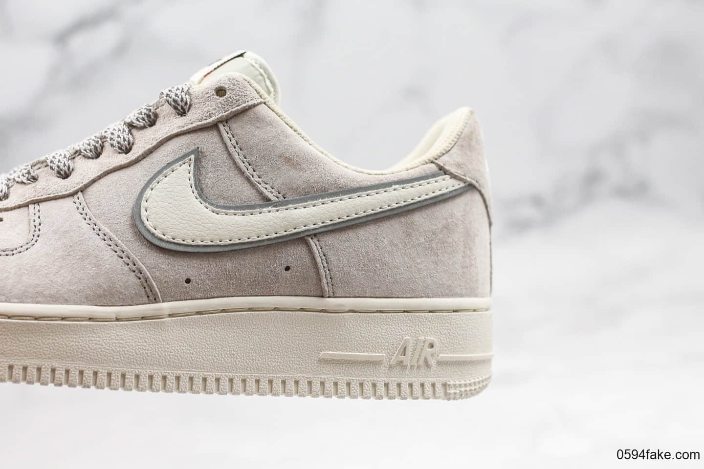 耐克Nike Air Force 1'07 PRM纯原版本低帮空军一号奶茶灰色内置Sole气垫原装头层麂皮鞋面 货号：AQ8741-101