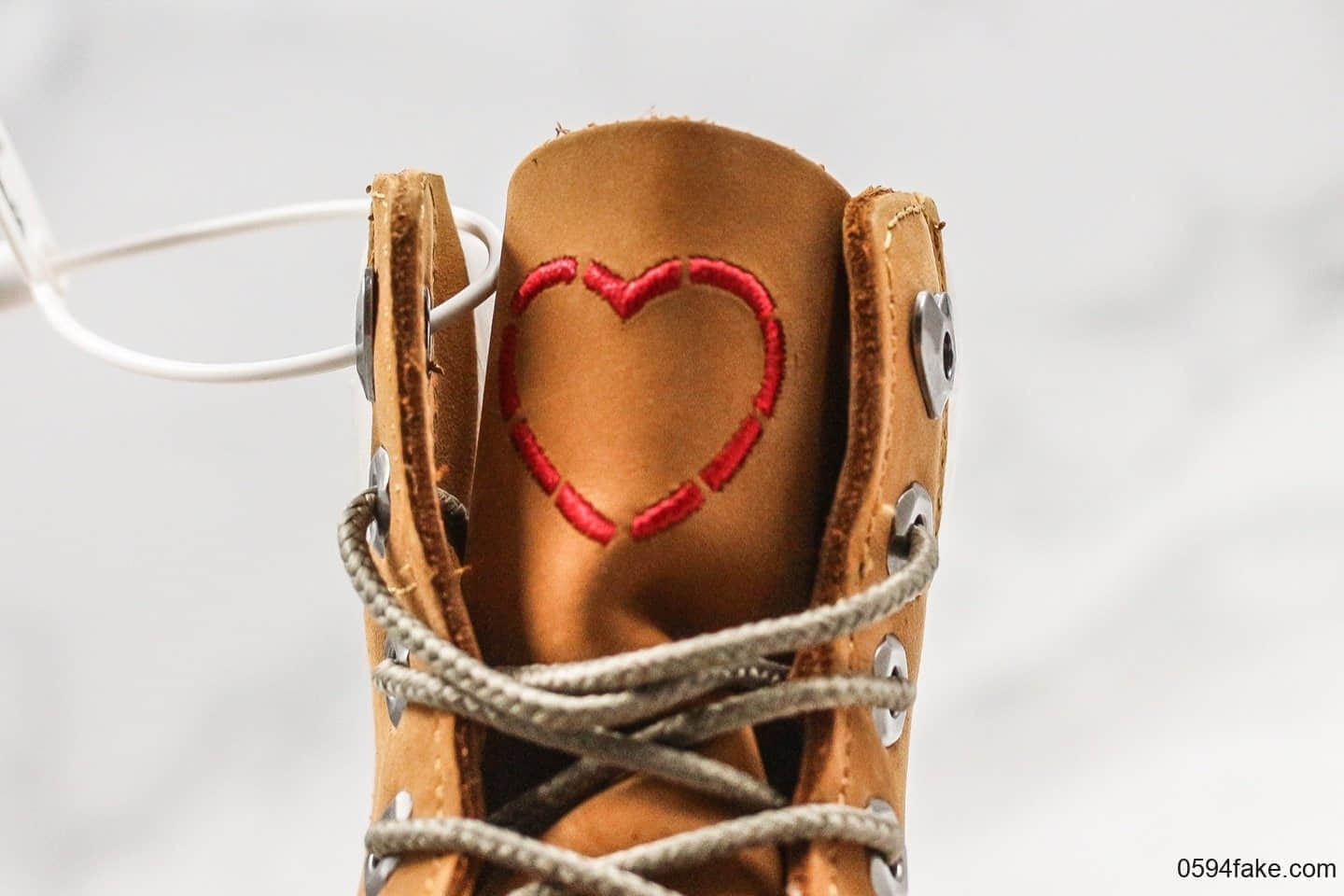 天伯伦Timberland A2A8H Valentine's Day Pink纯原版本女神小麦色爱心刺绣款原厂五金配件中山代工厂进口防水皮料打造马丁靴