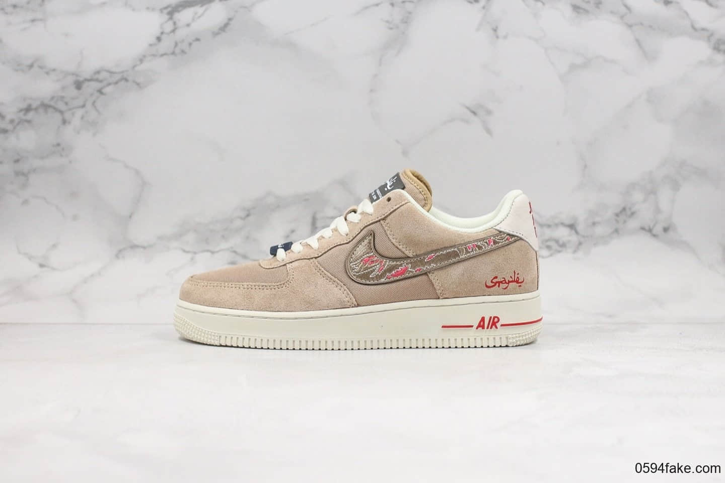 耐克Nike Air Force 1 07 LV8 Suede Pigeon Fury x SBTG x Jeff Staple纯原版本新加坡定制团队三方联名款低帮空军一号卡其灰迷彩血红鸽子配色原档案数据开发 货号：AO2285-200