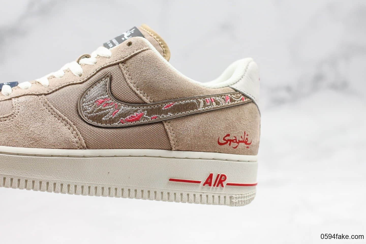 耐克Nike Air Force 1 07 LV8 Suede Pigeon Fury x SBTG x Jeff Staple纯原版本新加坡定制团队三方联名款低帮空军一号卡其灰迷彩血红鸽子配色原档案数据开发 货号：AO2285-200