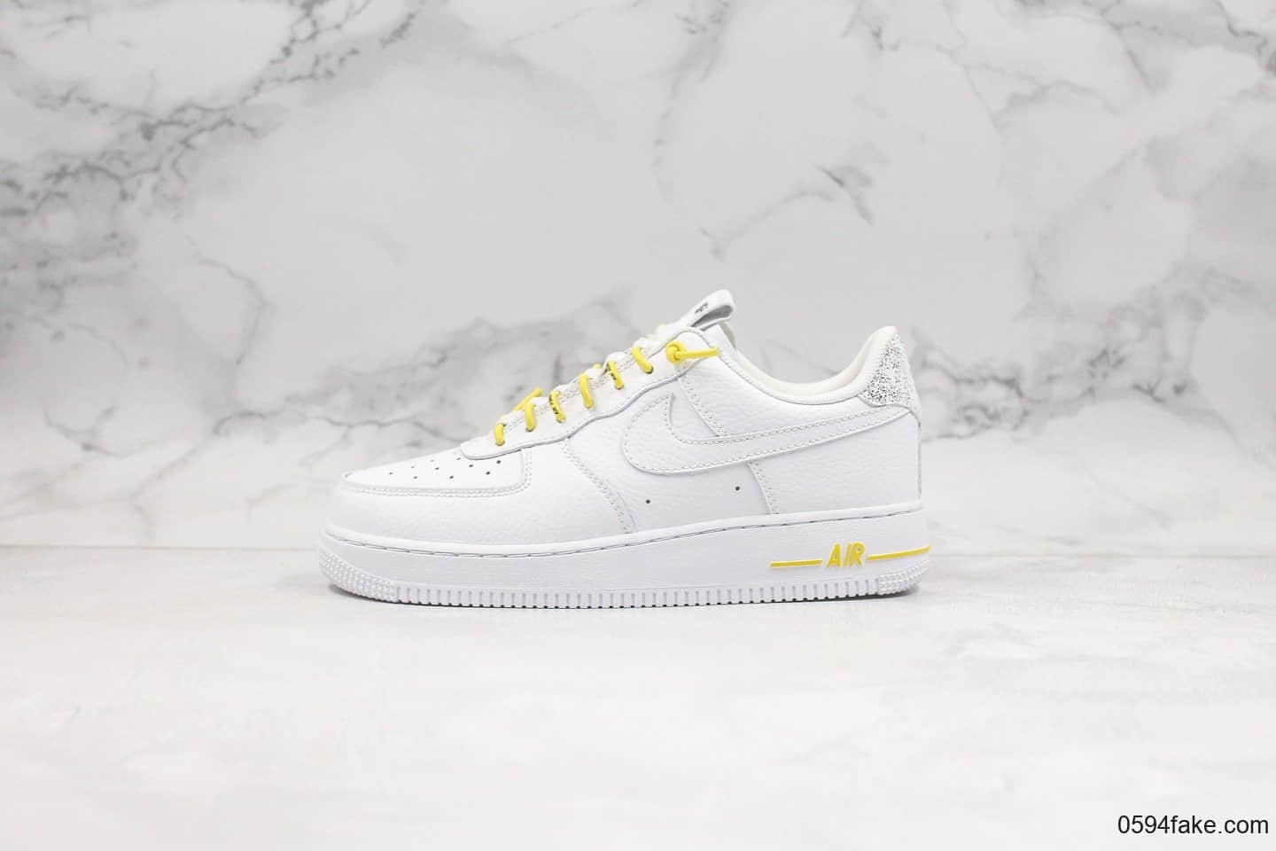 耐克NIKE WMNS AIR FORCE 1 '07 LX纯原版本低帮空军一号解构白黄色全鞋定制头层皮独特鞋带设计内置气垫 货号：898889-104