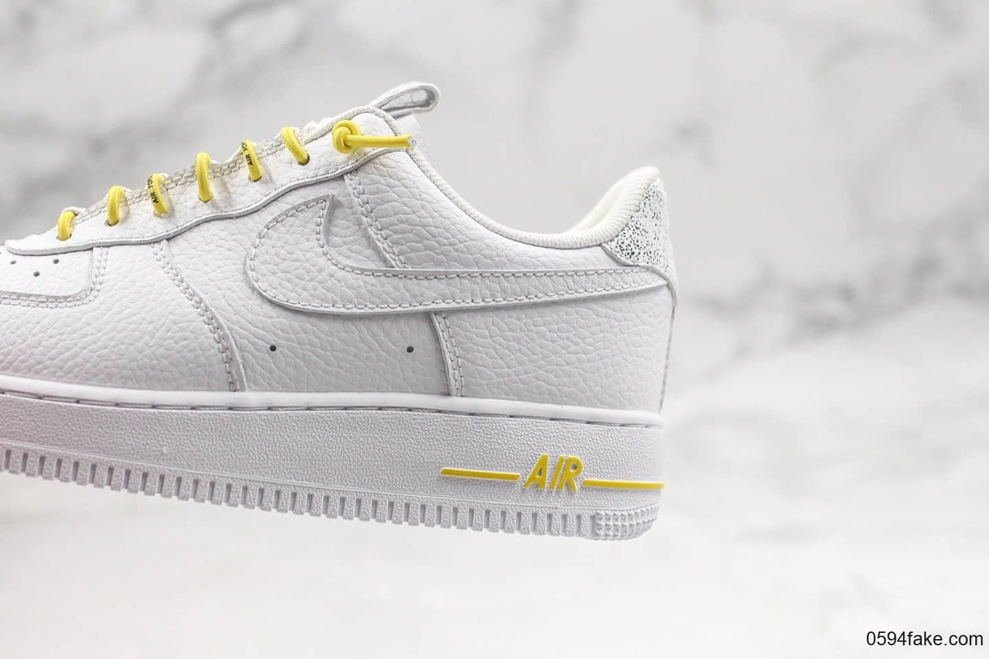 耐克NIKE WMNS AIR FORCE 1 '07 LX纯原版本低帮空军一号解构白黄色全鞋定制头层皮独特鞋带设计内置气垫 货号：898889-104