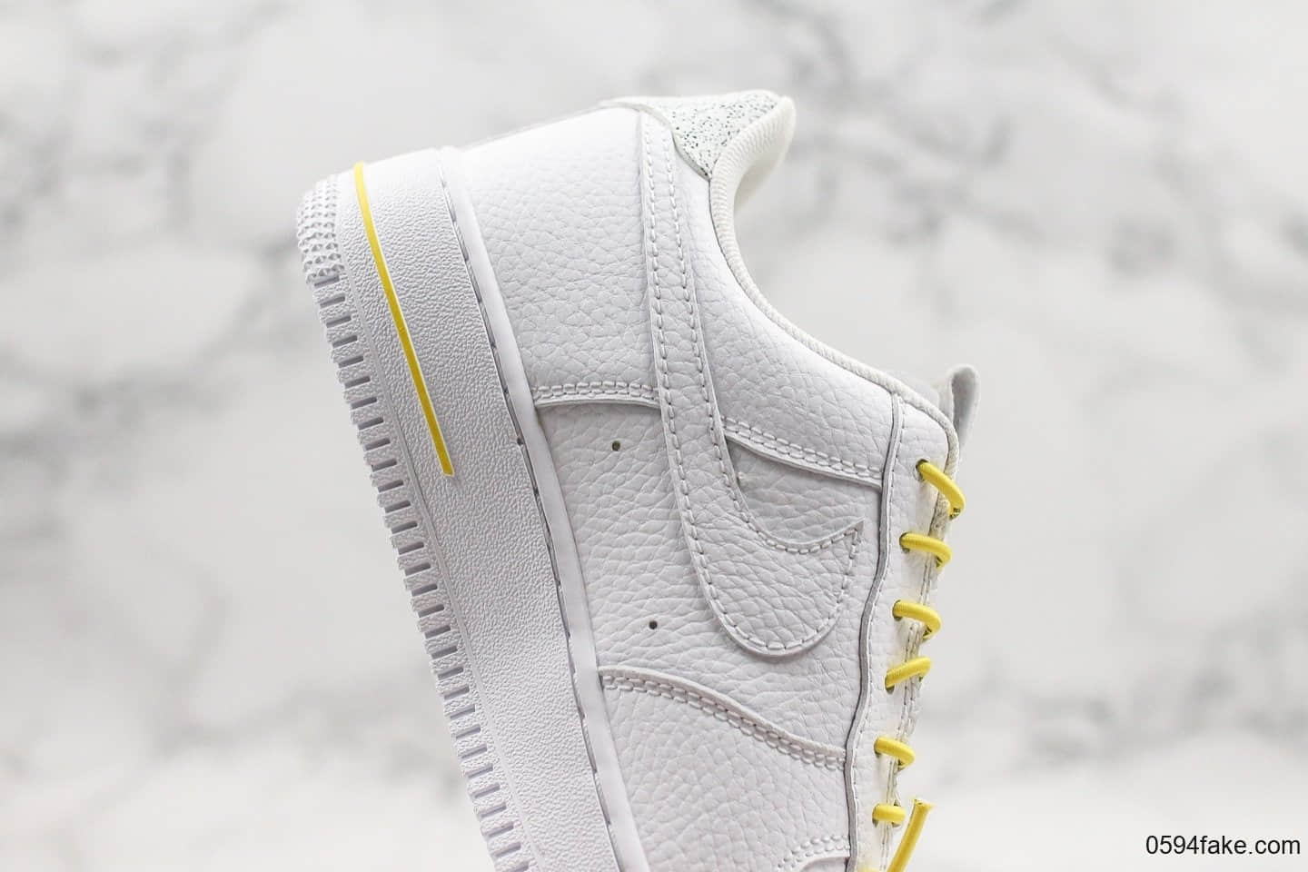 耐克NIKE WMNS AIR FORCE 1 '07 LX纯原版本低帮空军一号解构白黄色全鞋定制头层皮独特鞋带设计内置气垫 货号：898889-104