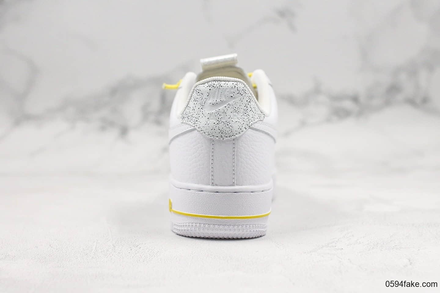 耐克NIKE WMNS AIR FORCE 1 '07 LX纯原版本低帮空军一号解构白黄色全鞋定制头层皮独特鞋带设计内置气垫 货号：898889-104