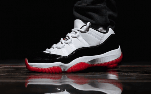 上脚图帅炸了！这双Air Jordan 11 Low也太好看了吧！ 货号：AV2187-160