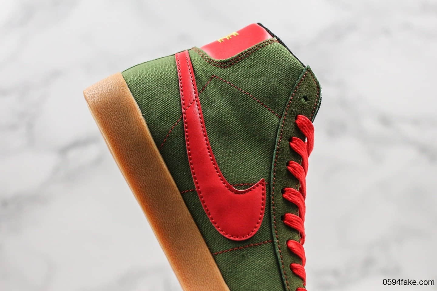 耐克Nike Blazer Mid QS HH公司级版本高帮开拓者复古红绿配色内置Zoom气垫原盒配件 货号：JL6806-400