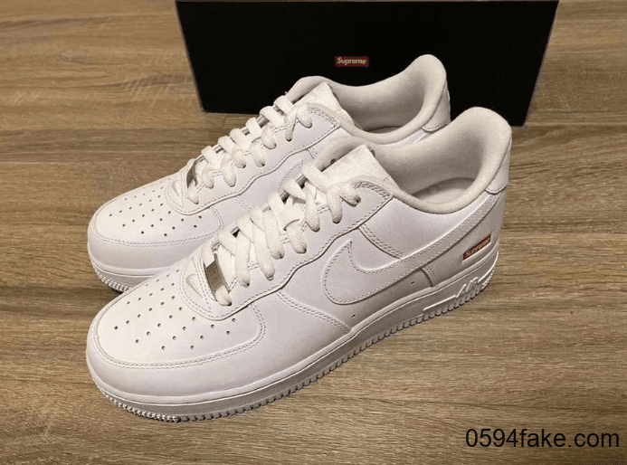 Supreme x Nike AF1 Low实物图曝光！你怎么看？