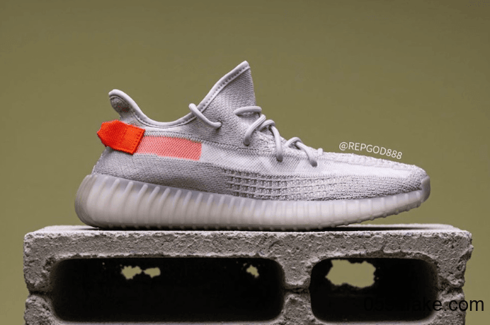 酷似初代灰橙！Yeezy 350 V2“ Tail Light”最新上脚图曝光！2月22日发售！ 货号：FX9017