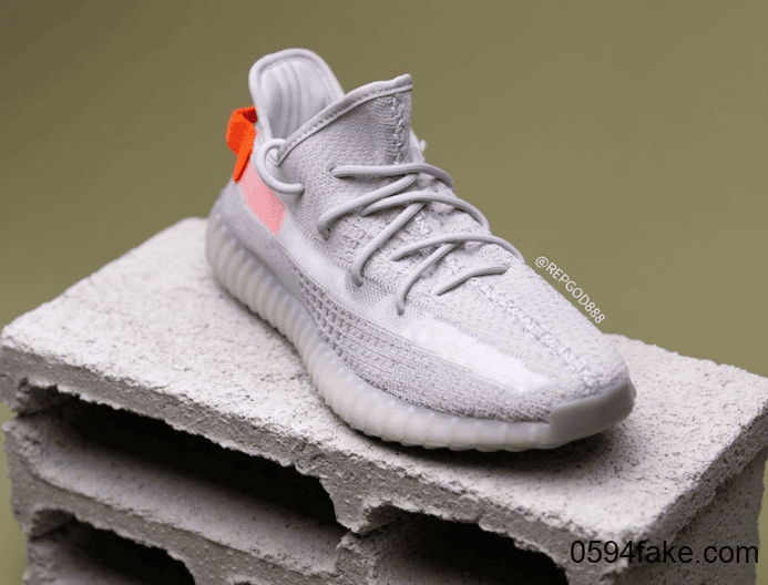 酷似初代灰橙！Yeezy 350 V2“ Tail Light”最新上脚图曝光！2月22日发售！ 货号：FX9017