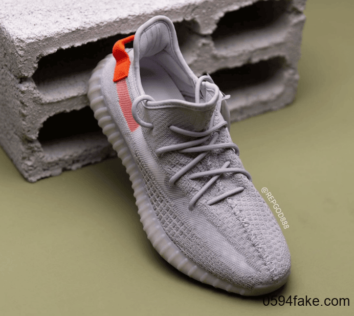 酷似初代灰橙！Yeezy 350 V2“ Tail Light”最新上脚图曝光！2月22日发售！ 货号：FX9017