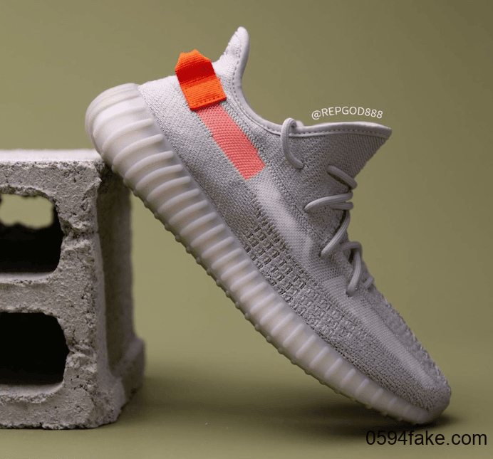 酷似初代灰橙！Yeezy 350 V2“ Tail Light”最新上脚图曝光！2月22日发售！ 货号：FX9017