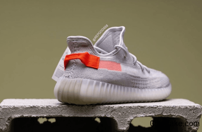 酷似初代灰橙！Yeezy 350 V2“ Tail Light”最新上脚图曝光！2月22日发售！ 货号：FX9017