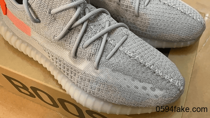 酷似初代灰橙！Yeezy 350 V2“ Tail Light”最新上脚图曝光！2月22日发售！ 货号：FX9017