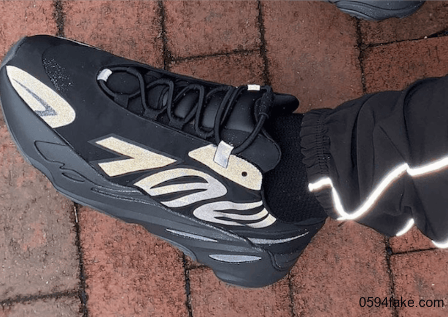 反光效果首度曝光！adidas Yeezy Boost 700 MNVN “Triple Black”将于2月8日发售！ 货号：FV4440