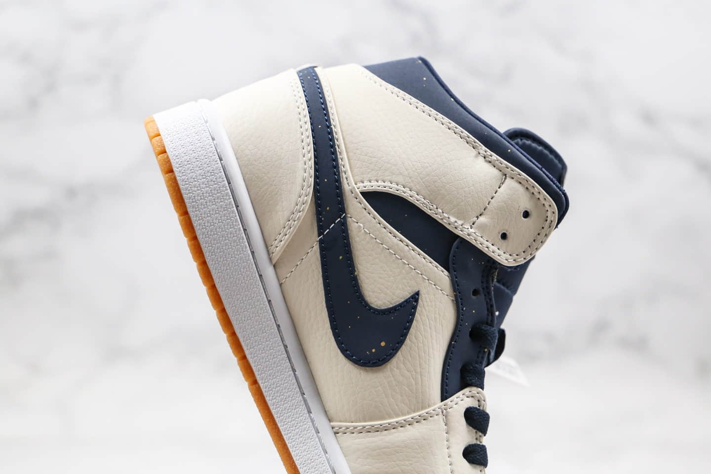 乔丹Air Jordan 1 Mid纯原版本中帮AJ1泼墨生胶米白色原楦纸板打造正确后跟定型 货号：AH6342-104