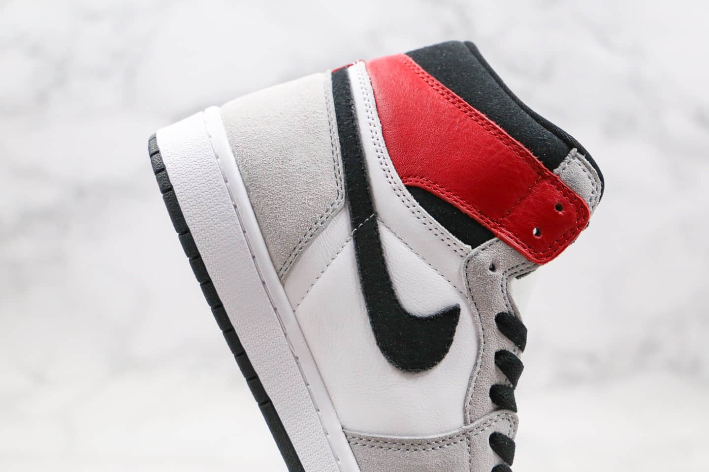 乔丹Air Jordan 1 Light Smoke Grey纯原版本高帮AJ1烟灰色正确后跟定型正确鞋面材质原盒原标 货号：555088-126
