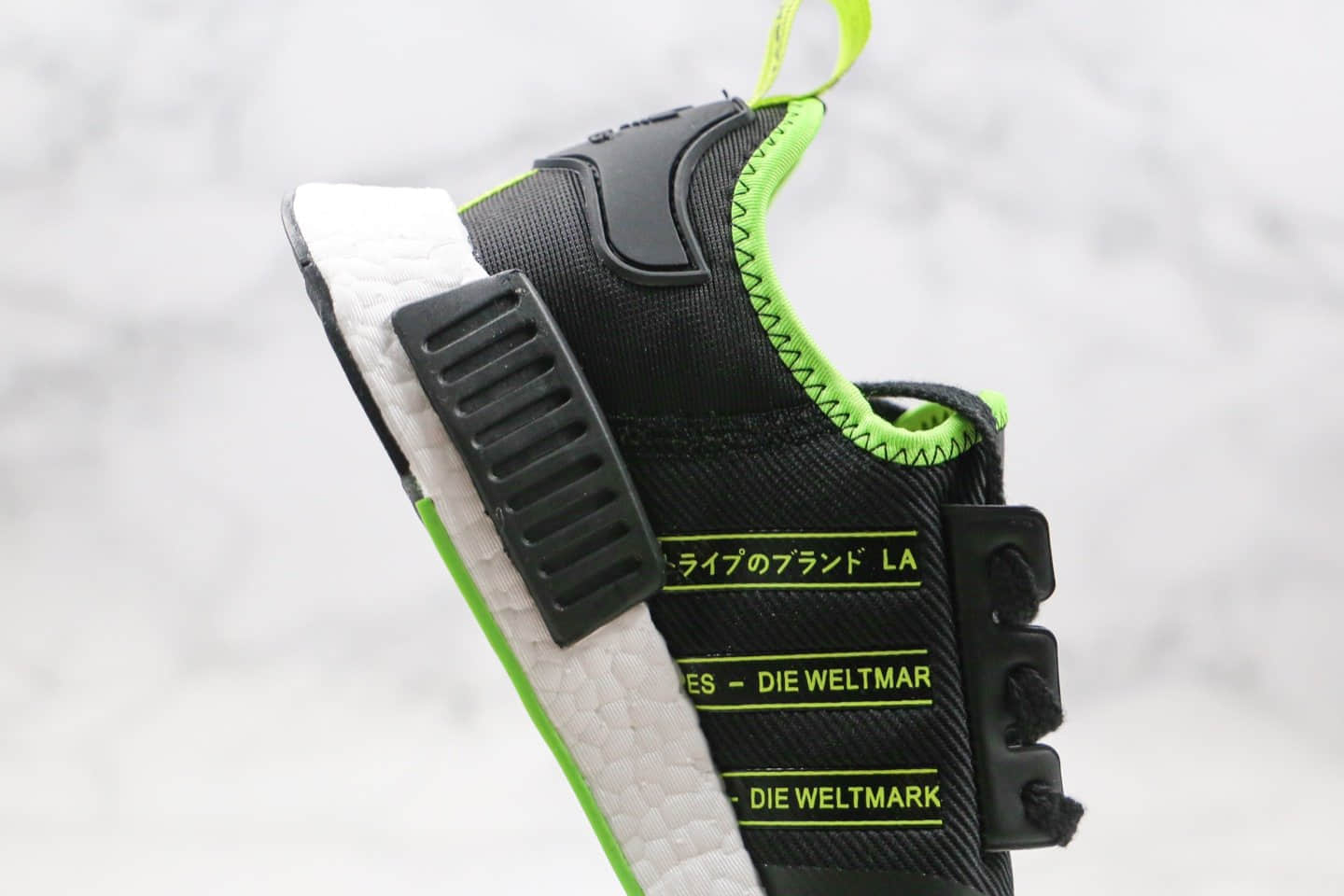 阿迪达斯Adidas NMD R1纯原版本爆米花跑鞋日文黑绿色正确鞋面材质原厂Boost大底原档案数据开发 货号：FX1032