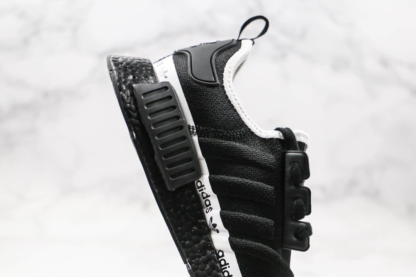 阿迪达斯Adidas Boost NMD R1纯原版本爆米花跑鞋黑白拼色NMD内置Boost颗粒大底正确弹力针织鞋面 货号：FV7307