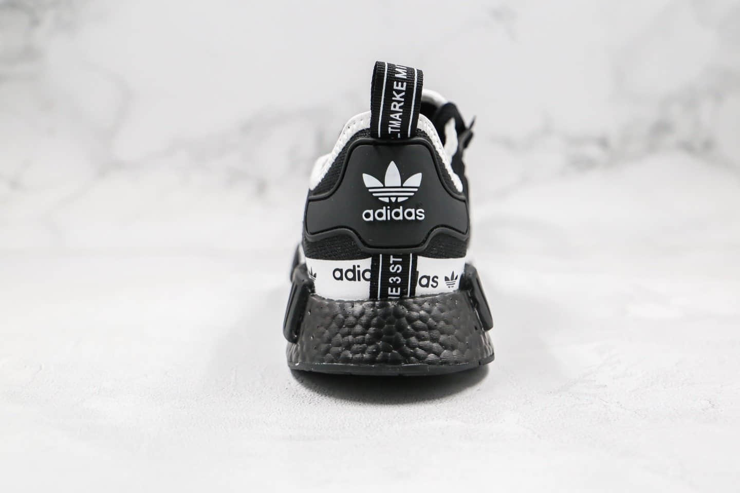阿迪达斯Adidas Boost NMD R1纯原版本爆米花跑鞋黑白拼色NMD内置Boost颗粒大底正确弹力针织鞋面 货号：FV7307