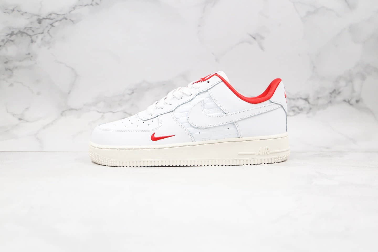 耐克KITH x Air Force1 Ronnie Fieg纯原版本低帮空军一号超级联名款浮雕印花LOGO白红色内置全掌Sole气垫原盒原标 货号：AO2132-104