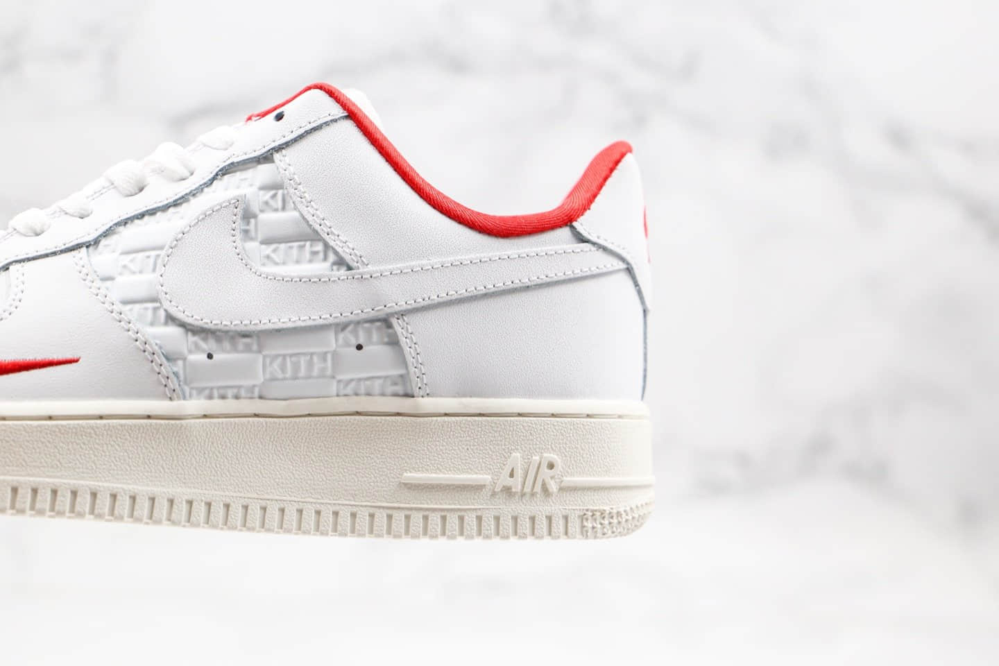 耐克KITH x Air Force1 Ronnie Fieg纯原版本低帮空军一号超级联名款浮雕印花LOGO白红色内置全掌Sole气垫原盒原标 货号：AO2132-104