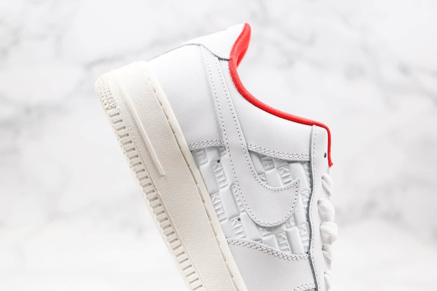 耐克KITH x Air Force1 Ronnie Fieg纯原版本低帮空军一号超级联名款浮雕印花LOGO白红色内置全掌Sole气垫原盒原标 货号：AO2132-104